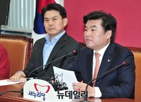 [포토] 최고위원회의 참석한 원유철 새누리당 원내대표