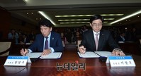 [포토] 계좌이동서비스 협약서 서명하는 함영주-이광구 은행장