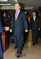 [포토] 계좌이동제 협약식, 입장하는 김주하 농협은행장