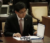 [포토] 협약서 살펴보는 이광구 우리은행장