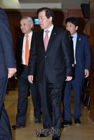 [포토] 계좌이동서비스 협약식 입장하는 이원태 수협은행장