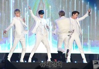 [포토] 여심 사로잡는 환상적인 무대 선보이는 하이포