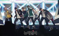 [포토] 여심 사로잡는 환상적인 무대 선보이는 방탄소년단