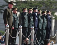 [포토] 열병행사 참석한 이순진-조지프 던포드 한미 합참의장