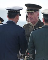 [포토] 인사 나누는 조지프 던포드 미국 합참의장