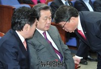 [포토] 대화 나누는 김무성-원유철-조원진