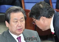 [포토] 대화 나누는 김무성 대표와 조원진 수석