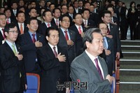 [포토] 국민의례하는 새누리당 김무성 대표