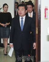 [포토] 기자회견 위해 입장하는 원유철 원내대표