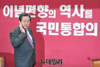 [포토] 얼굴 만지는 김무성 새누리당 대표