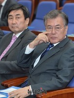 [포토] 국정화 저지 연석회의 참석한 문재인 대표