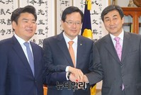 [포토] 손잡은 원유철-이종걸