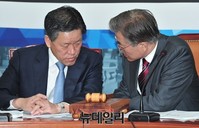 [포토] 대화 나누는 문재인 대표와 주승용 최고위원