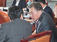 [포토] 대화 나누는 문재인 대표와 이종걸 원내대표
