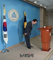 [포토] 인사하는 이병석 정치개혁특별위원장