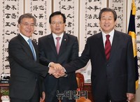 [포토] 악수를 나누는 '김무성-문재인' 여야 대표