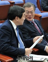 [포토] 대화 나누는 문재인 대표와 이종걸 원내대표