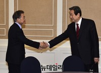 [포토] 악수 나누는 김무성-문재인