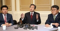 [포토] 선거구 확정 불발, 기자들의 질문에 답하는 김무성