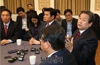 [포토] 선거구 결렬 후 기자들의 질문에 답하는 김무성