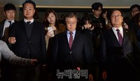 [포토] 회담장 떠나는 문재인 대표
