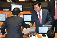 [포토] 악수 나누는 새누리당 원유철 원내대표