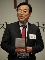 [포토] 인사말 전하는 김종석 여의도연구원장