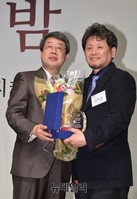 [포토] 김학순감독 '바른사회를 지키는 아름다운 사람'상 수상
