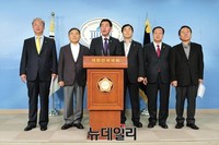 [포토] 회견문 낭독하는 농어촌 지키기 소속의원들