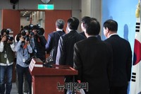 [포토] 회견장 떠나는 농어촌 지방주권 지키기 의원모임 소속 의원들