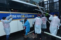 [포토] 민중총궐기, 경찰버스 부수는 시위대