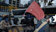 [포토] 경찰차량 당기는 시위대