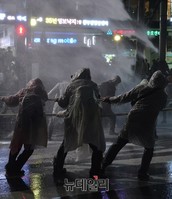 [포토] 물대포 맞으며 경찰버스 끌어내는 시위대