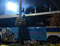 [포토] 경찰버스 위 방패로 막는 경찰