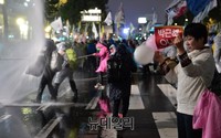 [포토] 물대포 쏴도 '박근혜OUT'