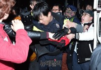 [포토] 시위대에 끌려나온 경찰