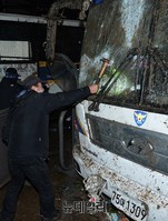 [포토] 경찰버스 유리창 깨는 시위대
