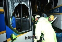 [포토] 시위대가 버린 쓰레기 치우는 환경미화원