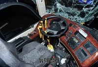 [포토] 만신창이 된 경찰버스와 세월호 리본