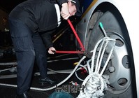 [포토] 시위대가 묶은 밧줄 제거하는 경찰