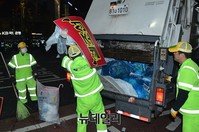 [포토] 시위대가 버린 '헬조선' 치우는 환경미화원
