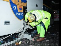 [포토] 밧줄 제거하는 환경미화원