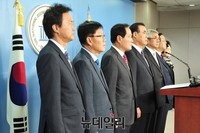 [포토] 기자회견 갖는 새누리당 김성찬 의원과 장교연합회