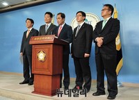 [포토] 정론관 찾은 새정치 통합행동 소속의원들