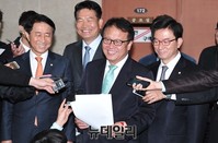 [포토] 질문에 답하는 새정치 '통합행동' 소속의원들