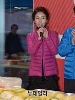 [포토] 김장나눔 행사에 참석한 배우 김희정