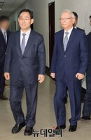 [포토] 회의장으로 향하는 이병호 국장원장과 주호영 의원