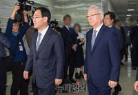 [포토] 정보위 회의장으로 향하는 이병호 국정원장