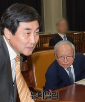 [포토] 이종걸 원내대표 바라보는 이병호 국정원장