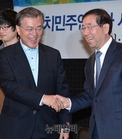 [포토] 서울시청서 만난 문재인-박원순